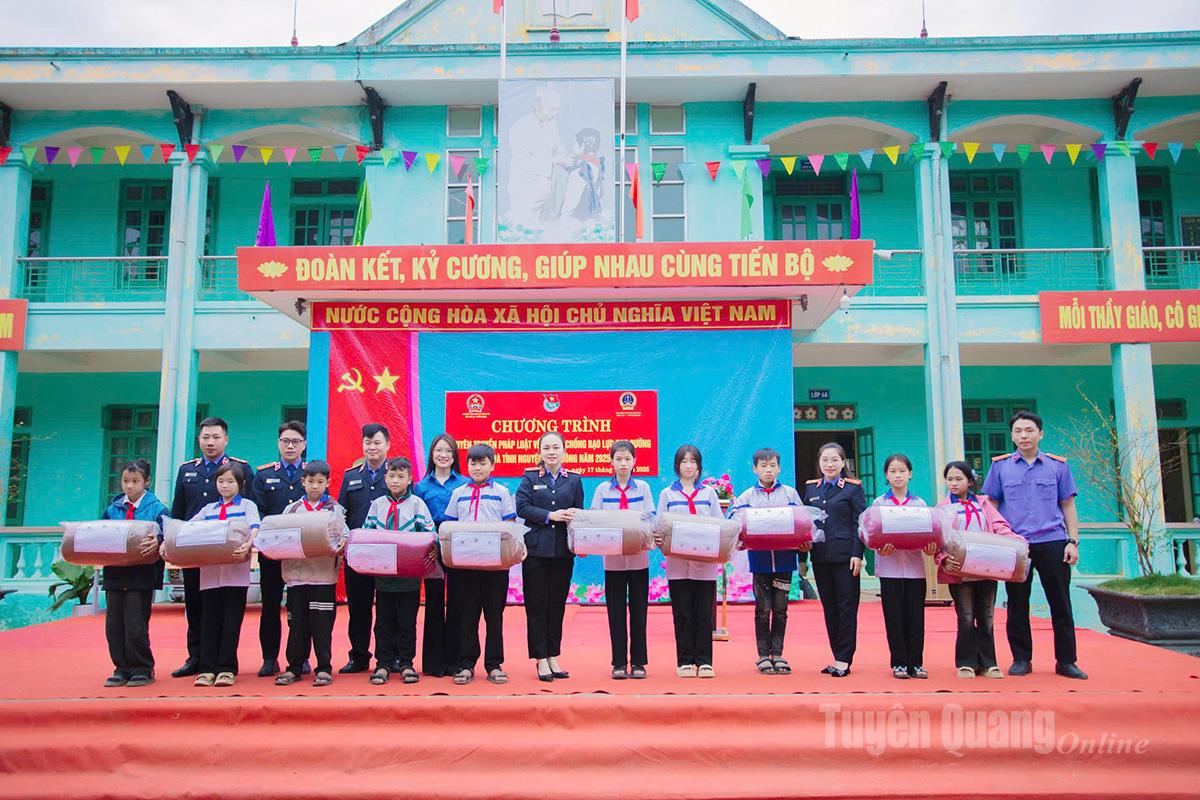Programa de distribuição de presentes para alunos da Escola Primária e Secundária de Dong Tho.