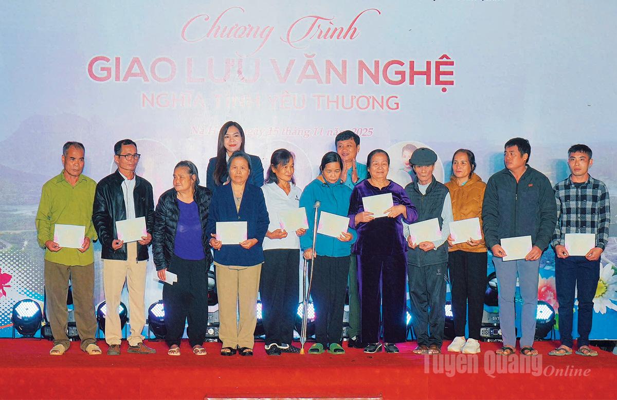 Programa de distribuição de presentes para famílias em situação de extrema dificuldade na comuna de Na Hang.