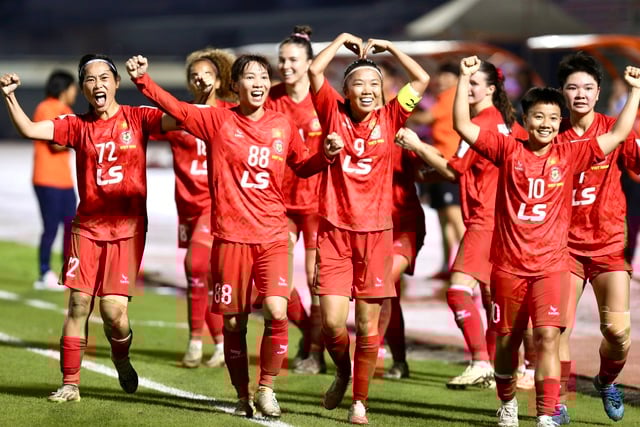 VFF Başkanı, HCMC Kadınlar Kulübü'nün Asya çeyrek finallerine erken girmesini ve 300 milyon VND ödül vermesini övdü - Fotoğraf 1. Chủ tịch VFF khen ngợi CLB nữ TP.HCM vì sớm vào tứ kết châu Á, thưởng 300 triệu đồng- Ảnh 1.