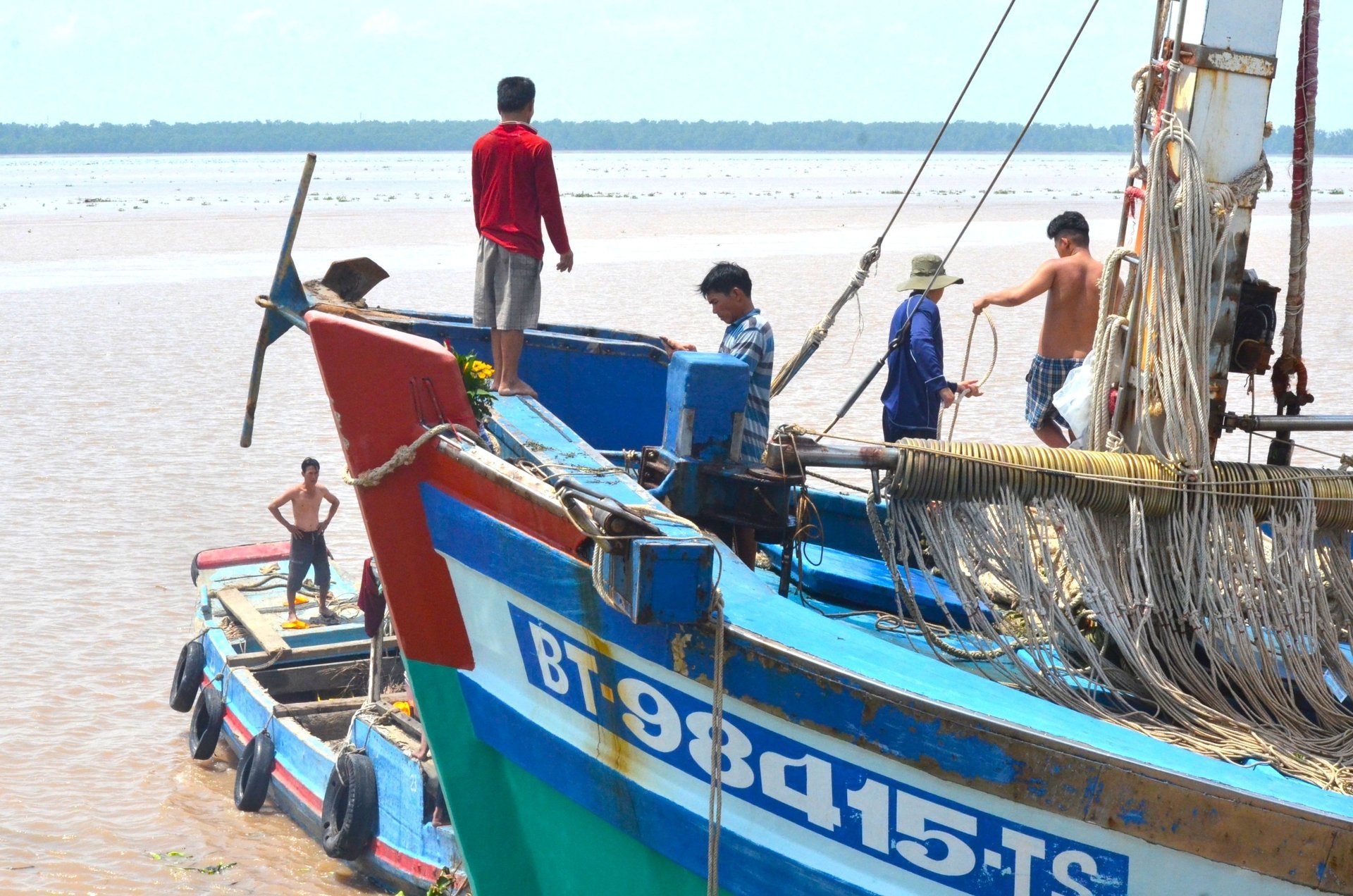 Ngư dân chuẩn bị ra khơi. Ảnh: Minh Đảm.