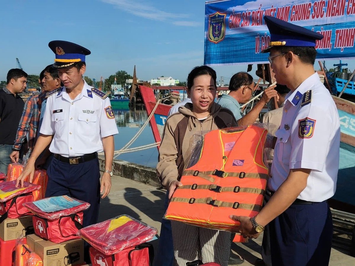 Cảnh sát biển đồng hành cùng ngư dân. Ảnh: Minh Đảm.