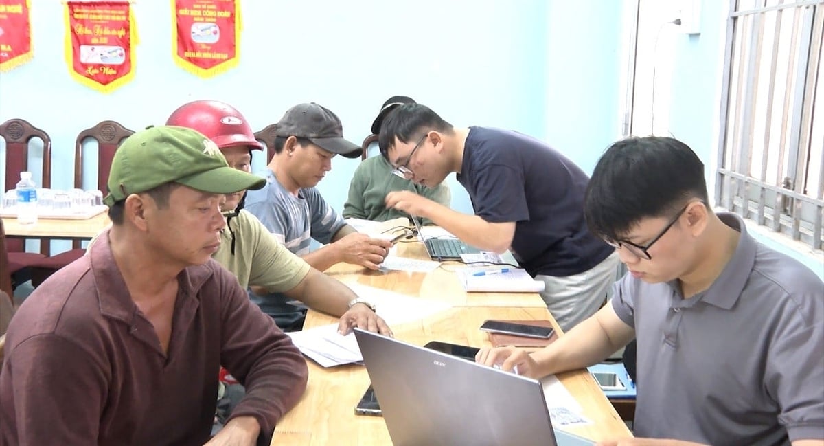 Nhân viên Cảng cá Quy Nhơn tận tình hướng dẫn ngư dân sử dụng nhật ký khai thác điện tử. Ảnh: V.Đ.T.