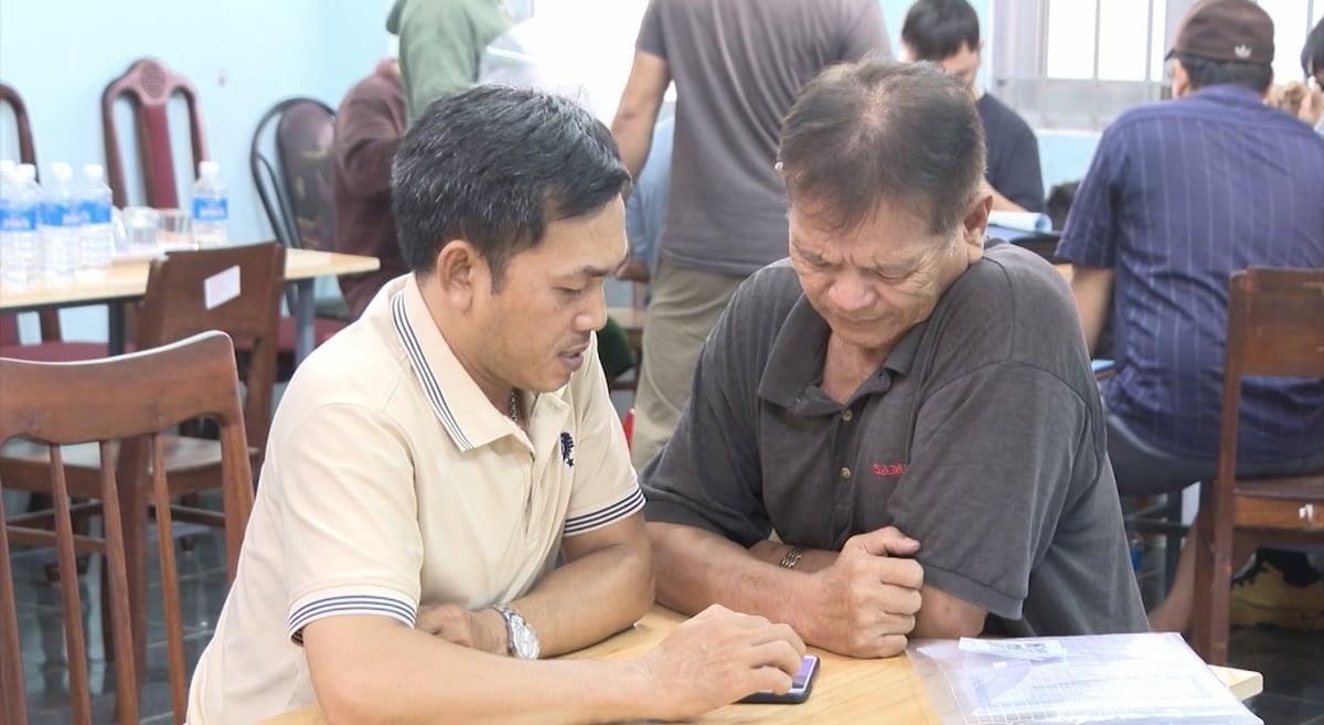 Ngư dân chăm chú học cách sử dụng nhật ký khai thác điện tử. Ảnh: V.Đ.T.