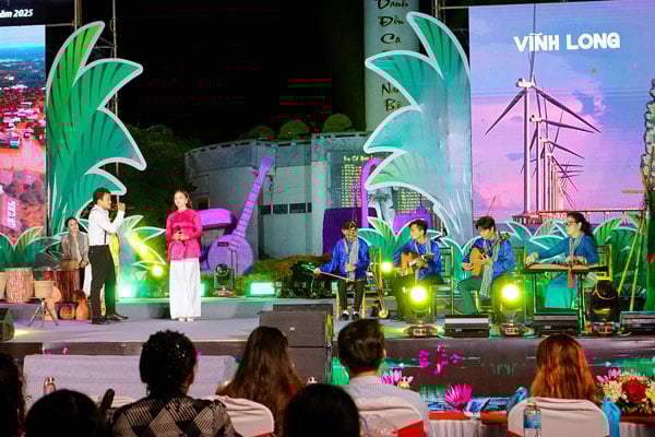 Uppträdanden av artister från Vinh Long-provinsen på festivalen.