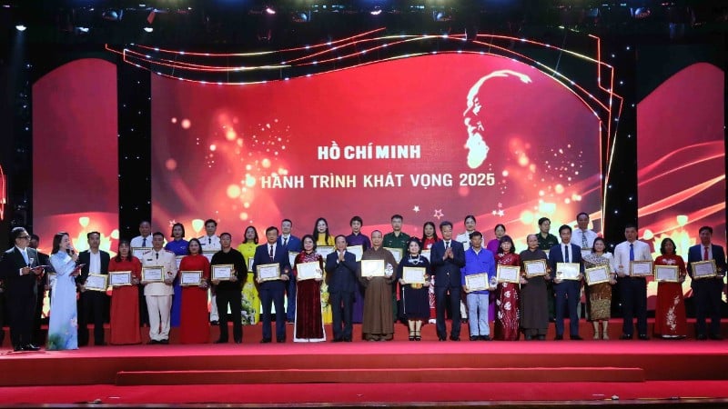 General Trinh Van Quyet, sekreterare för partiets centralkommitté och chef för den centrala propaganda- och utbildningskommissionen, delade ut förtjänstbevis till framstående individer. (Foto: VNA)