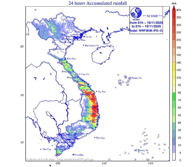 Dự báo vùng mưa lớn nhất (màu đỏ) thuộc địa phận từ TP. Huế đến TP. Đà Nẵng, phía đông các tỉnh từ Quảng Ngãi đến Đắk Lắk. Ảnh: NCHMF.