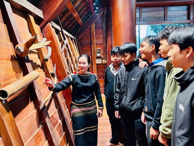 Ra mắt không gian Nhà dài Êđê và tái hiện Lễ lên nhà mới - Ảnh 2.