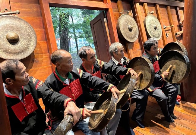 Ra mắt không gian Nhà dài Êđê và tái hiện Lễ lên nhà mới - Ảnh 3.