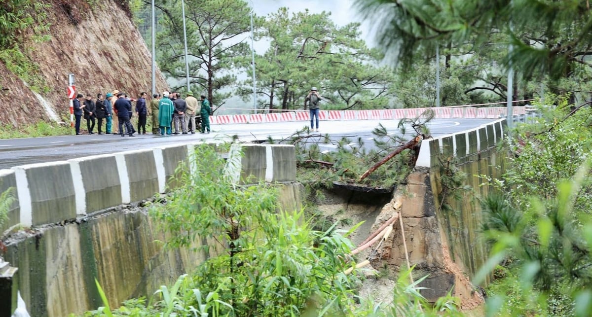 Đoạn taluy âm dài khoảng 100 m trên tuyến đèo Prenn đã bị khoét sâu gần 7,5 m, làm mất một phần mặt đường và tạo ra nguy cơ tiếp tục sụt trượt khi mưa lớn còn kéo dài. Ảnh: Thái Lâm.
