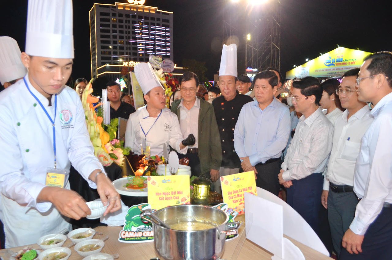 Para pemimpin provinsi Ca Mau mengunjungi ruang kuliner program 