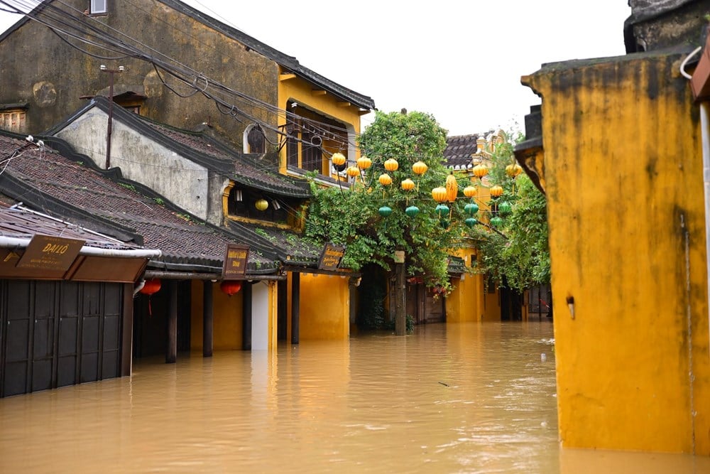 Nỗi lo nhà cổ Hội An bị tổn thương, rệu rã sau lũ lụt