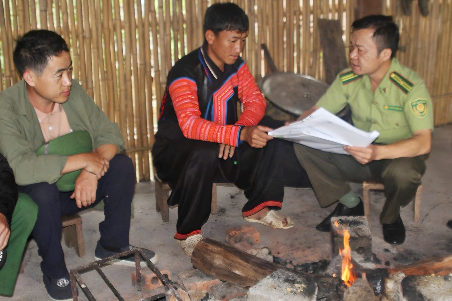 Il signor Nguyen Thanh Cong, vicedirettore dell'Ente per la gestione forestale speciale di Xuan Nha, discute con gli abitanti del villaggio di Kho Hong i piani di pattugliamento e protezione forestale. Foto: Nguyen Nga.