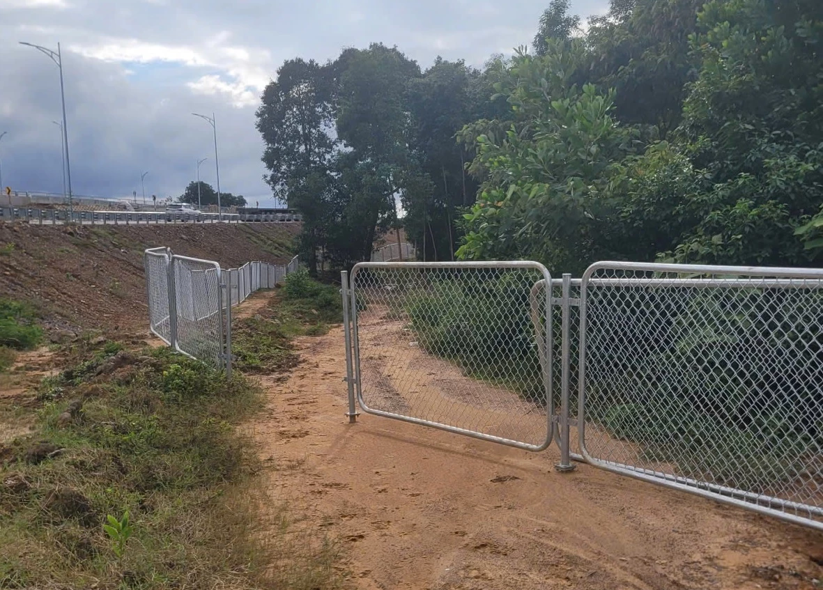 Gardul de siguranță rutieră de pe autostrada Van Ninh - Cam Lo a fost îndepărtat arbitrar de oameni - Fotografie: Colaborator