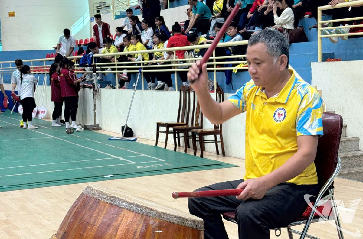 Tn. Tran Ngoc Anh memiliki 20 tahun pengalaman bermain drum di kompetisi olahraga domestik.