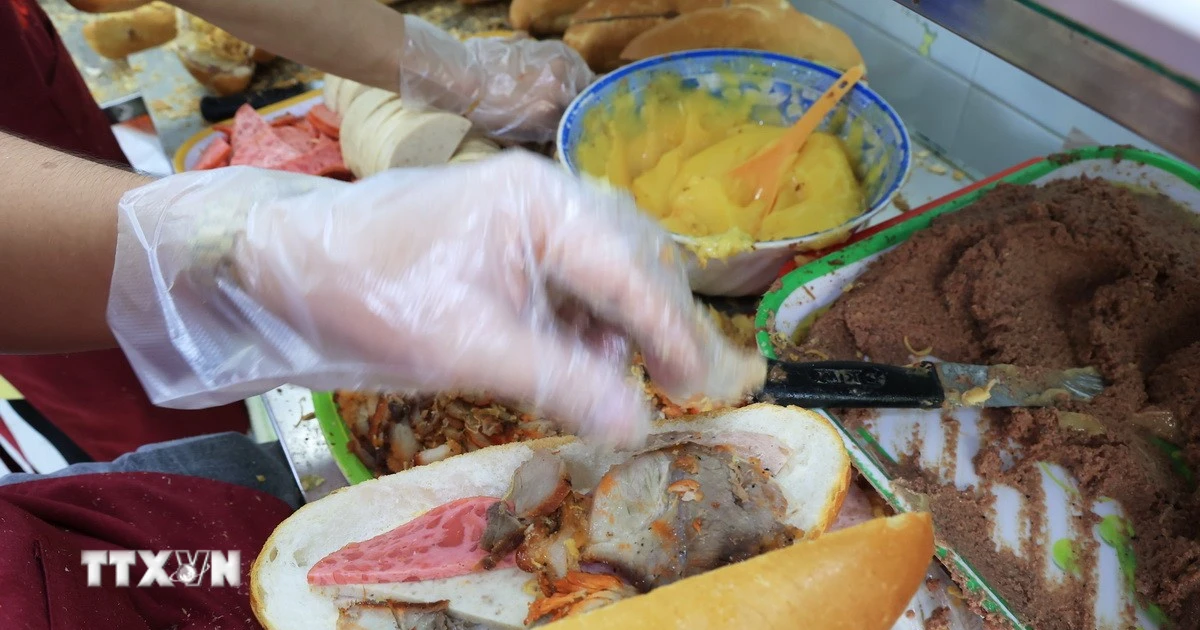 Хлеб с паштетом и мясной нарезкой. (Фото: VNA)