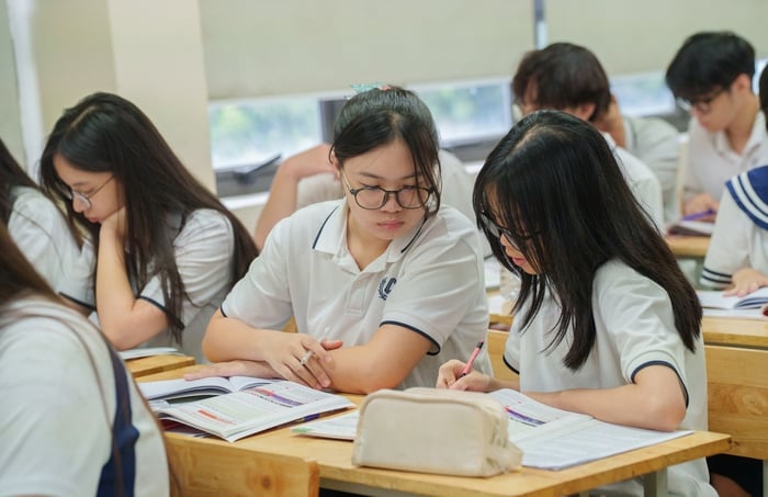 Thi vào lớp 10 ở Hà Nội: Phụ huynh, học sinh 