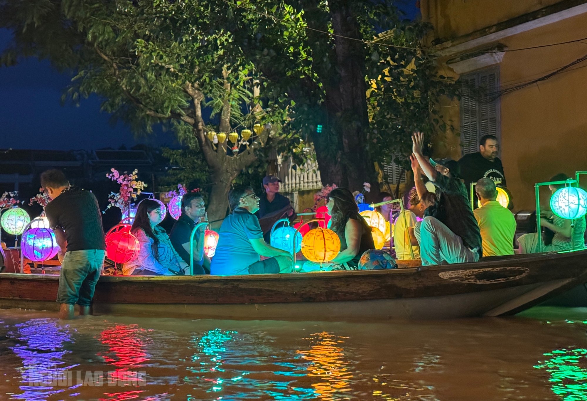 Khách Tây hào hứng trải nghiệm tour ngắm nước lụt ở phố cổ Hội An - Ảnh 2.