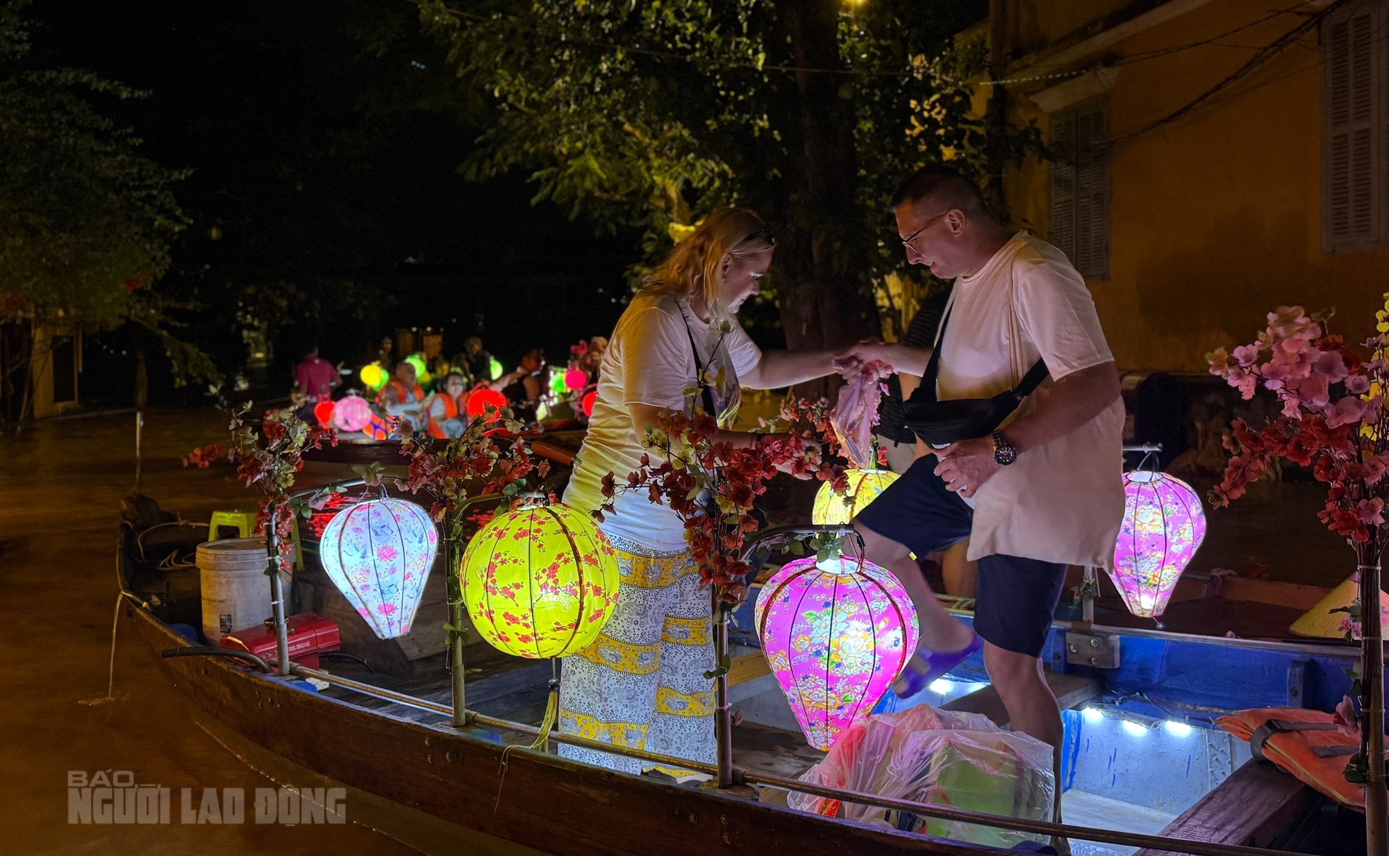 Khách Tây hào hứng trải nghiệm tour ngắm nước lụt ở phố cổ Hội An - Ảnh 4.