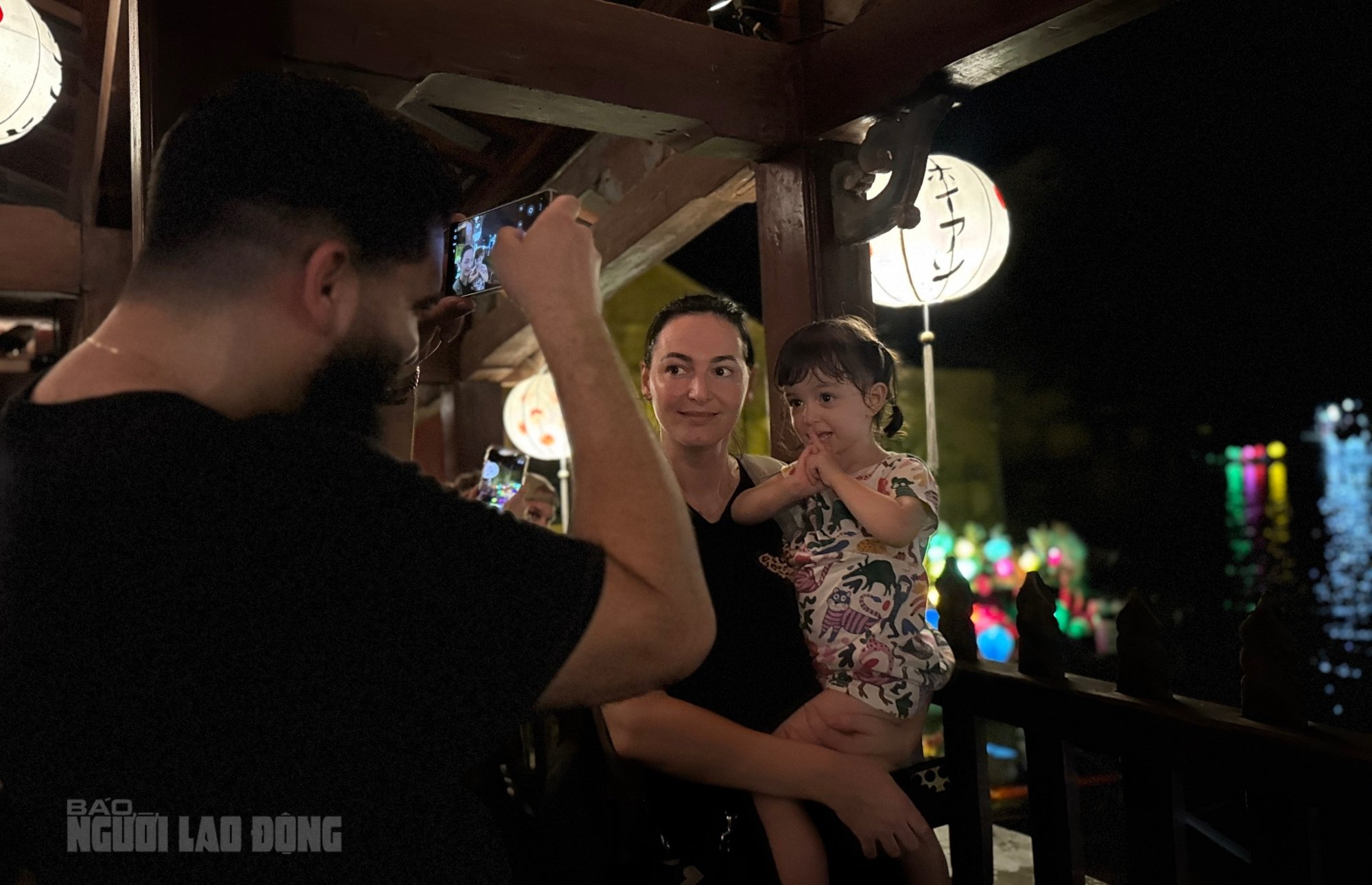 Khách Tây hào hứng trải nghiệm tour ngắm nước lụt ở phố cổ Hội An - Ảnh 10.