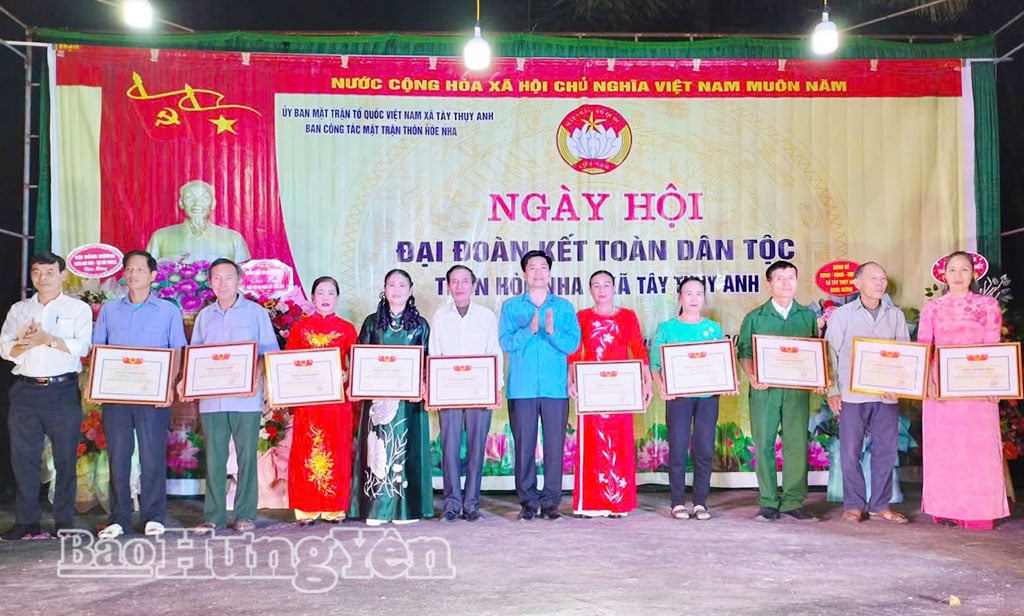 Ros og belønning av typiske kulturfamilier i landsbyen Hoe Nha, Tay Thuy Anh kommune på den nasjonale store enhetsdagen.