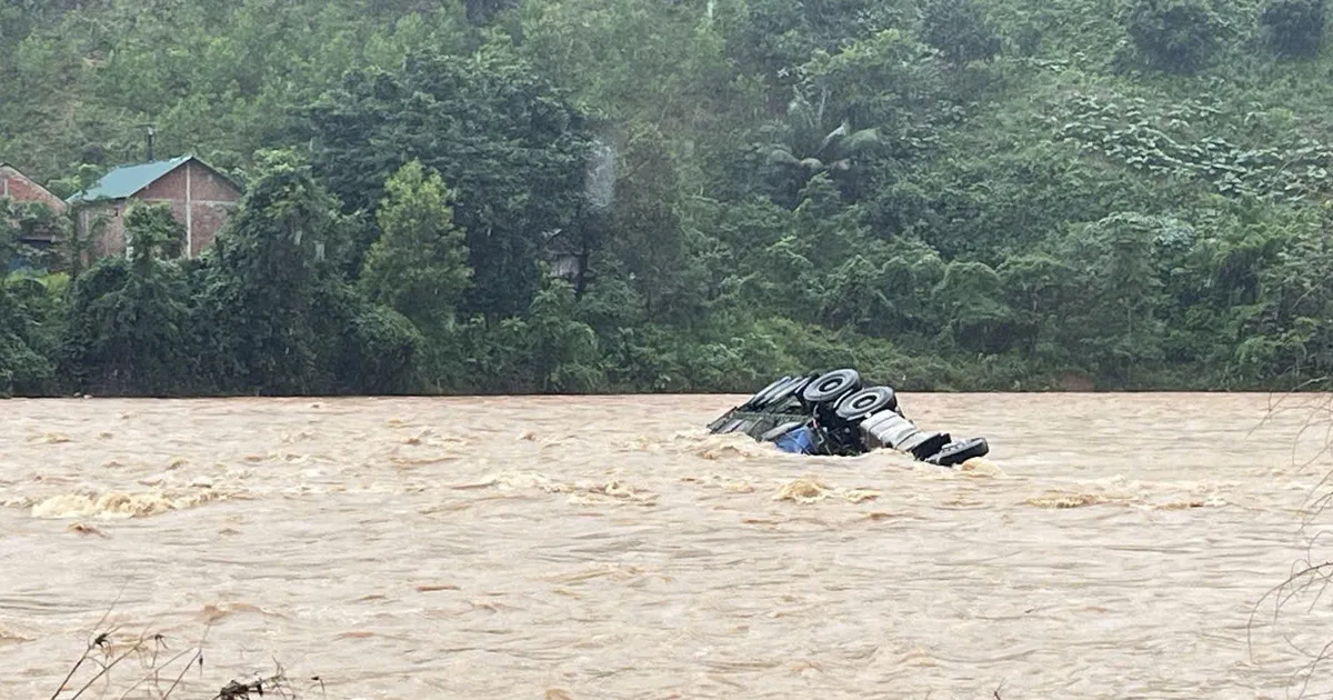 Bộ đội Biên phòng lập 3 chốt ở hai đầu cầu tràn sau vụ xe đầu kéo bị lũ cuốn trôi