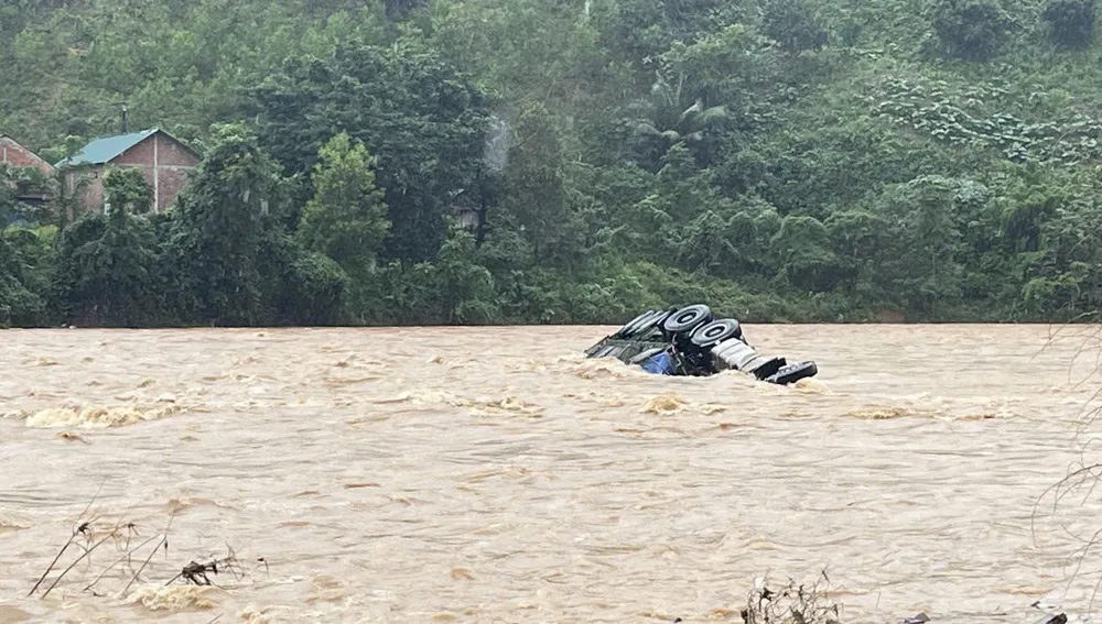 ត្រាក់ទ័រ​សណ្តោង​រ៉ឺម៉ក​ត្រូវ​ទឹក​ជន់​លិច ពេល​អ្នក​បើក​បរ​ព្យាយាម​ឆ្លង​ផ្លូវ