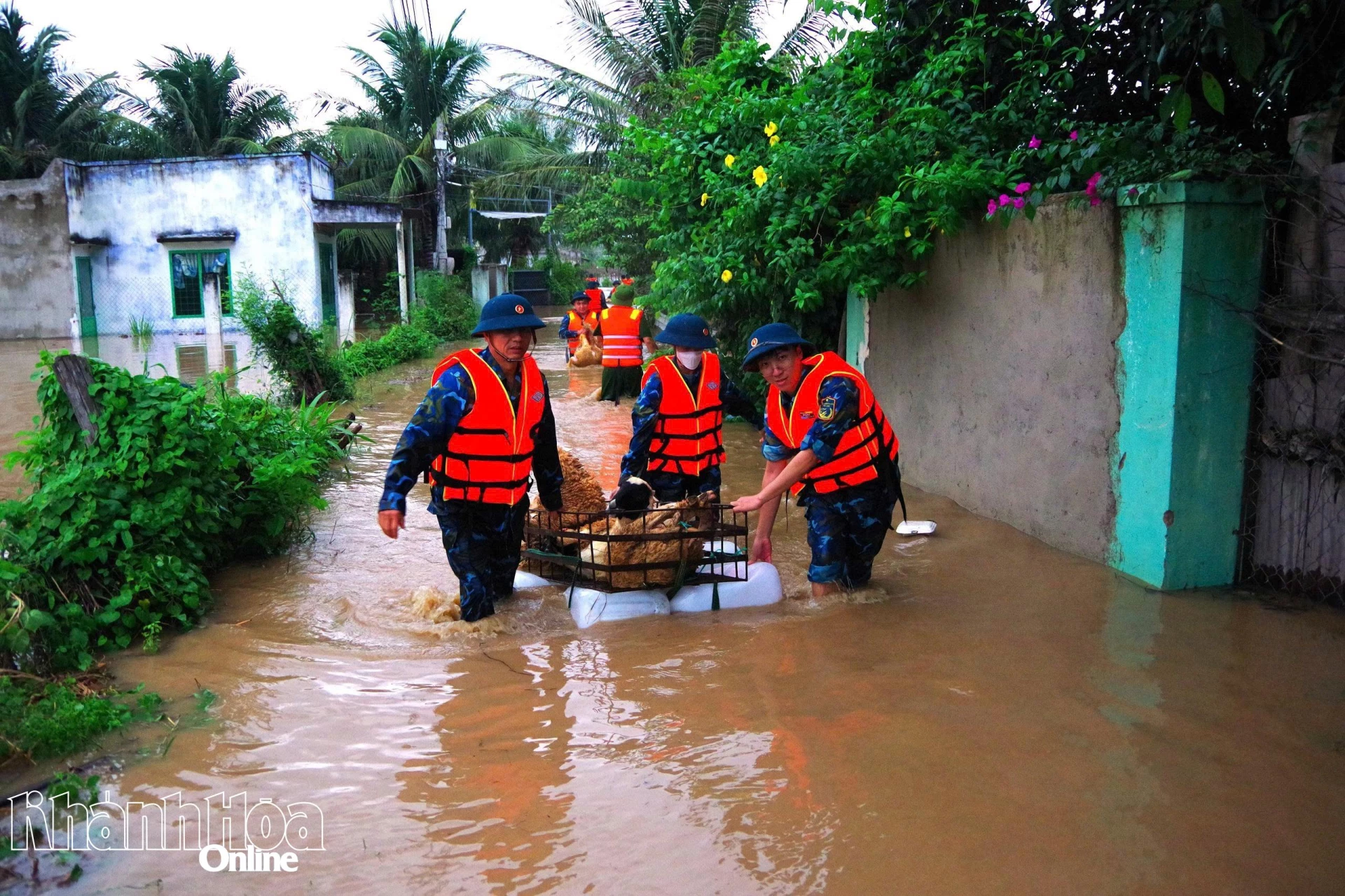 Para perwira dan prajurit mendukung evakuasi warga dari daerah banjir.