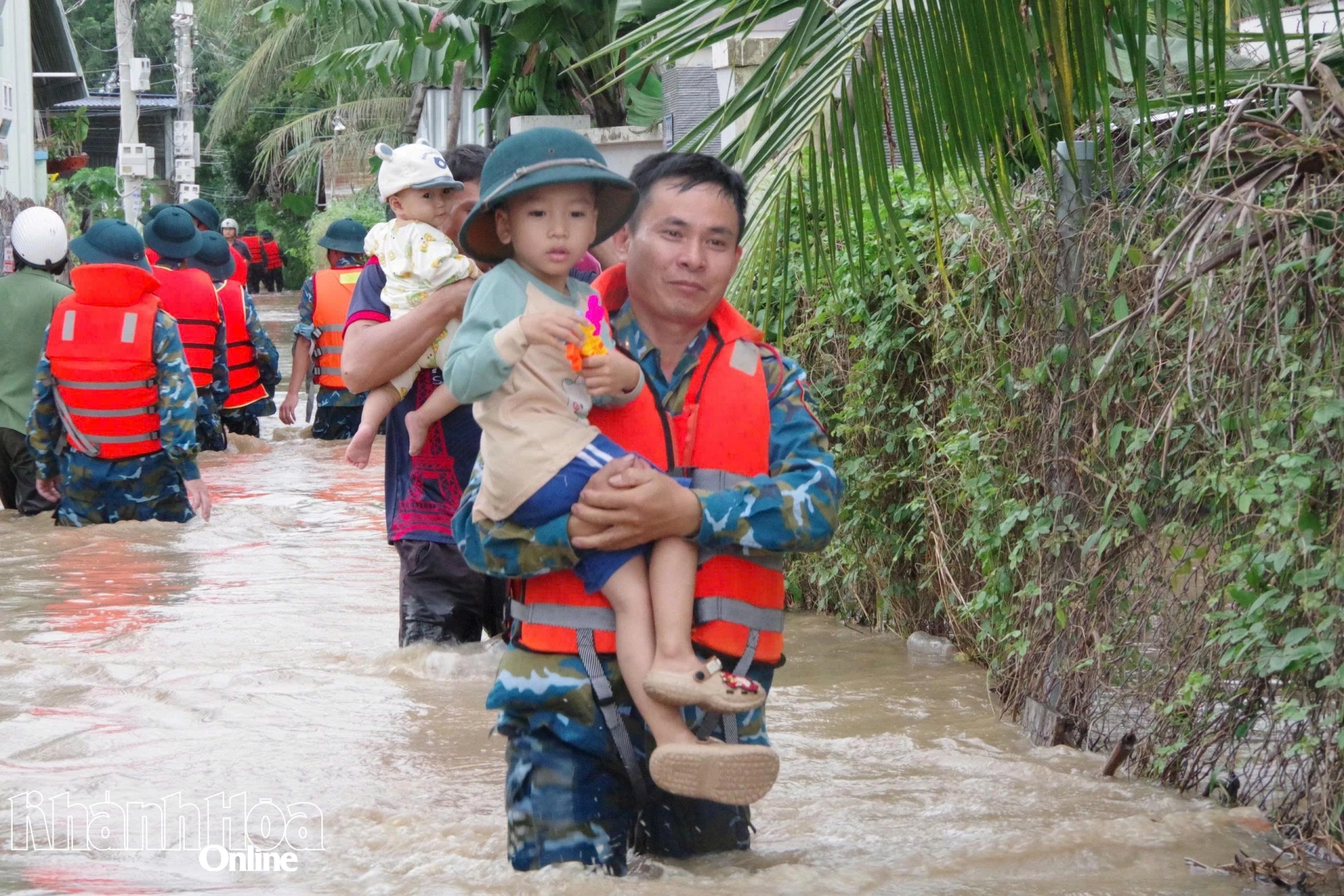 Para perwira dan prajurit membawa anak-anak itu ke tempat perlindungan yang aman.