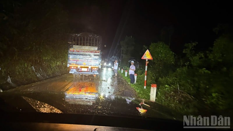Jordskred orsakar trafikstockningar på Violakpasset.