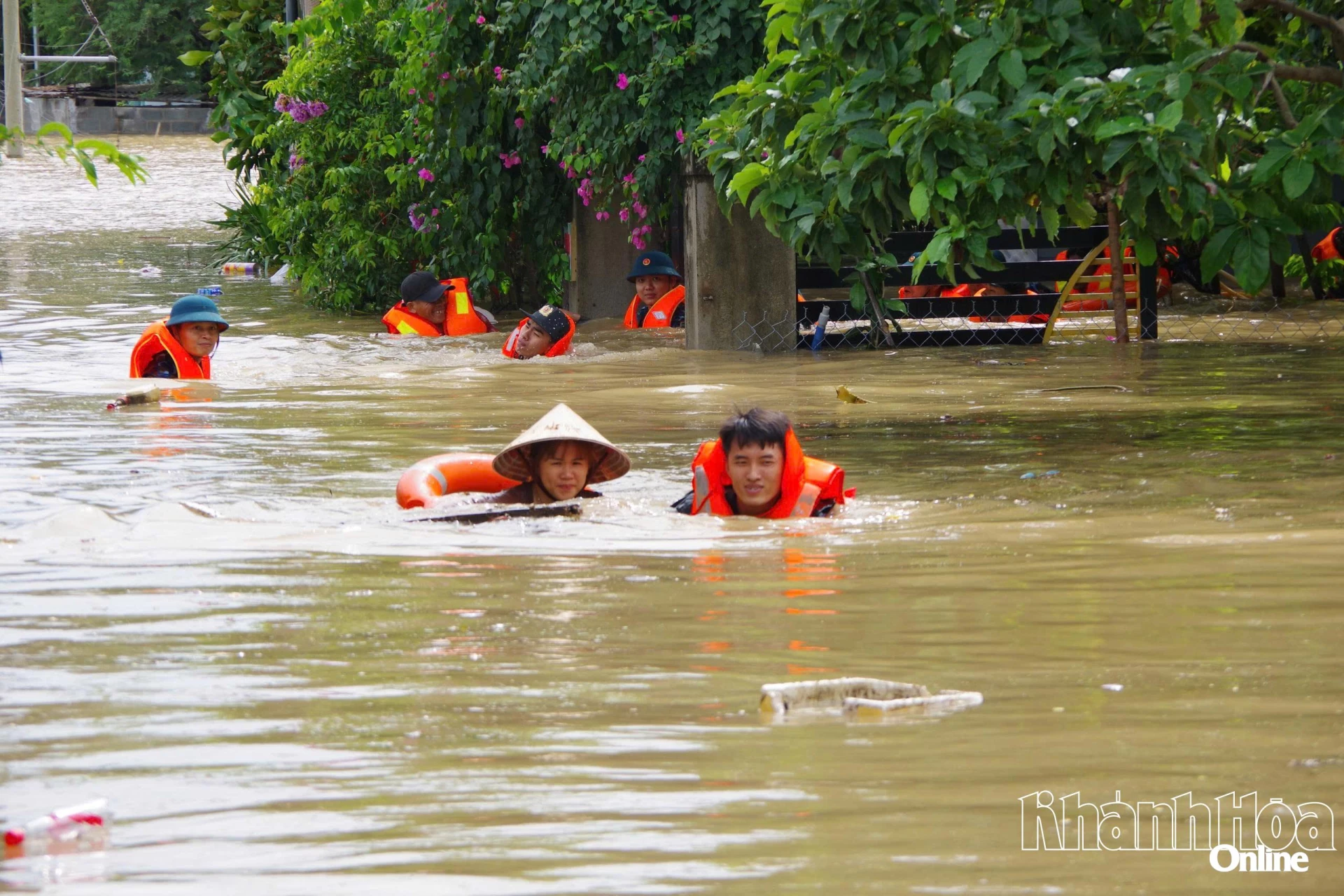 Para perwira dan prajurit mendukung evakuasi rumah-rumah di daerah yang terendam banjir.