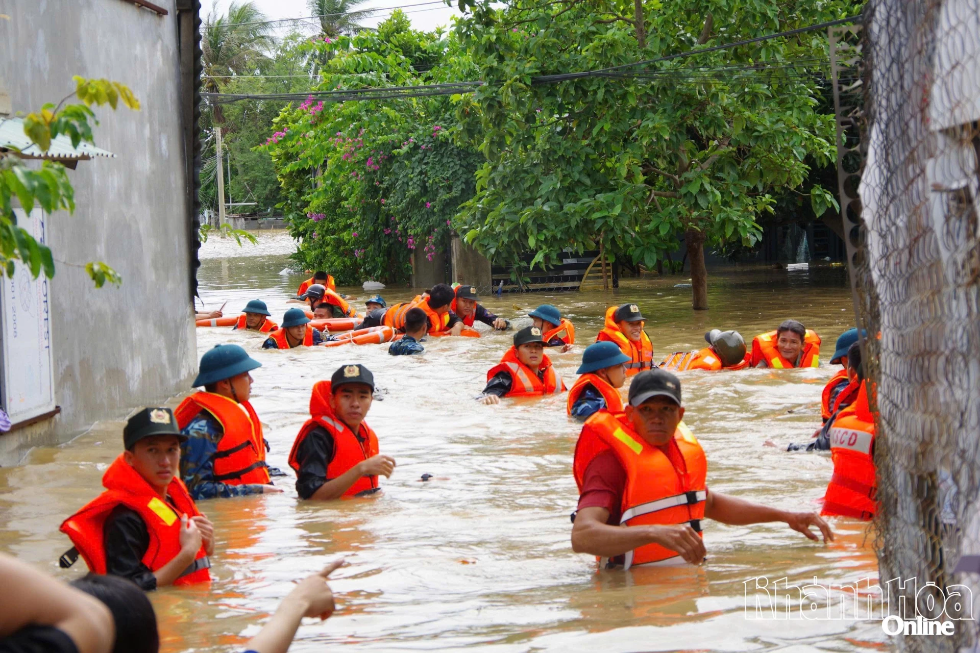 Para perwira dan prajurit tiba