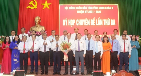 Керівники провінції привітали та зробили фотографії на згадку з головою провінційного народного комітету – Чан Трі Куангом.