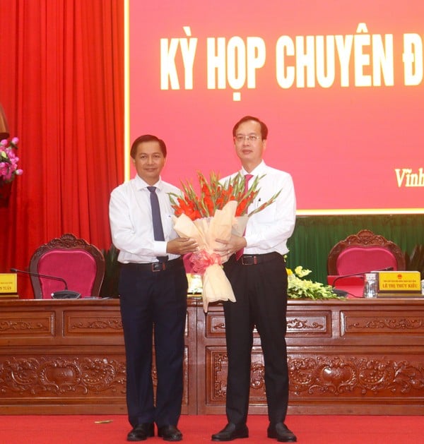 Секретар партії провінції Тран Ван Лау вручив квіти на честь голови народного комітету провінції Тран Трі Куанга.