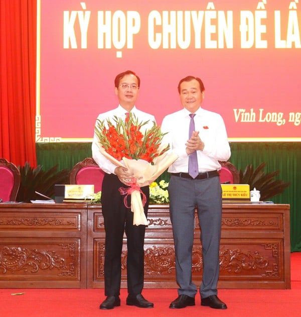 Товариш Нгуєн Мінь Зунг – заступник секретаря провінційного партійного комітету, голова провінційної народної ради вручив квіти на честь голови провінційного народного комітету – Чан Трі Куанга.