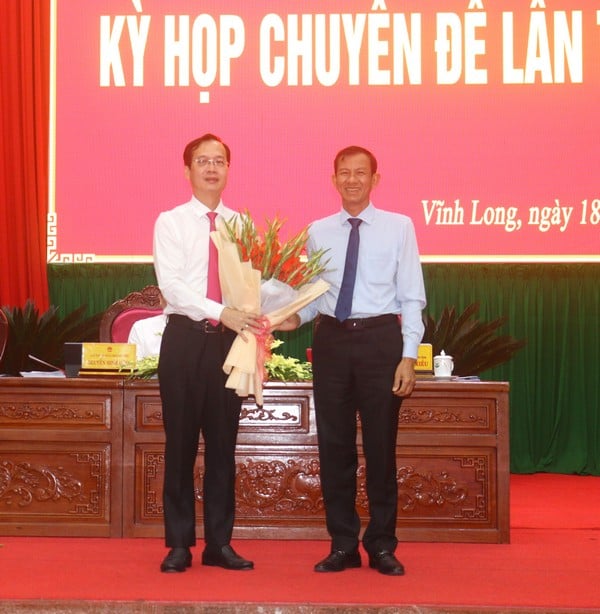 Товариш Данг Ван Чінь – член Постійного комітету провінційної партії, постійний заступник голови провінційного народного комітету – Чан Трі Куанга – вручив квіти на честь голови провінційного народного комітету.