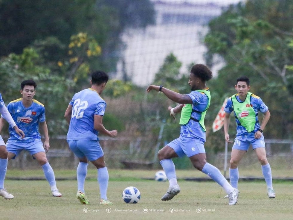 បង្ហាញ​គូ​ខ្សែ​ប្រយុទ្ធ​ដែល​ត្រូវ​ប្រកួត​ជាមួយ​ឡាវ៖ Xuan Son និង Hai Long ក្នុង​ផែនការ​ក្តៅ​របស់​គ្រូ​បង្វឹក Kim - រូបថត ២.