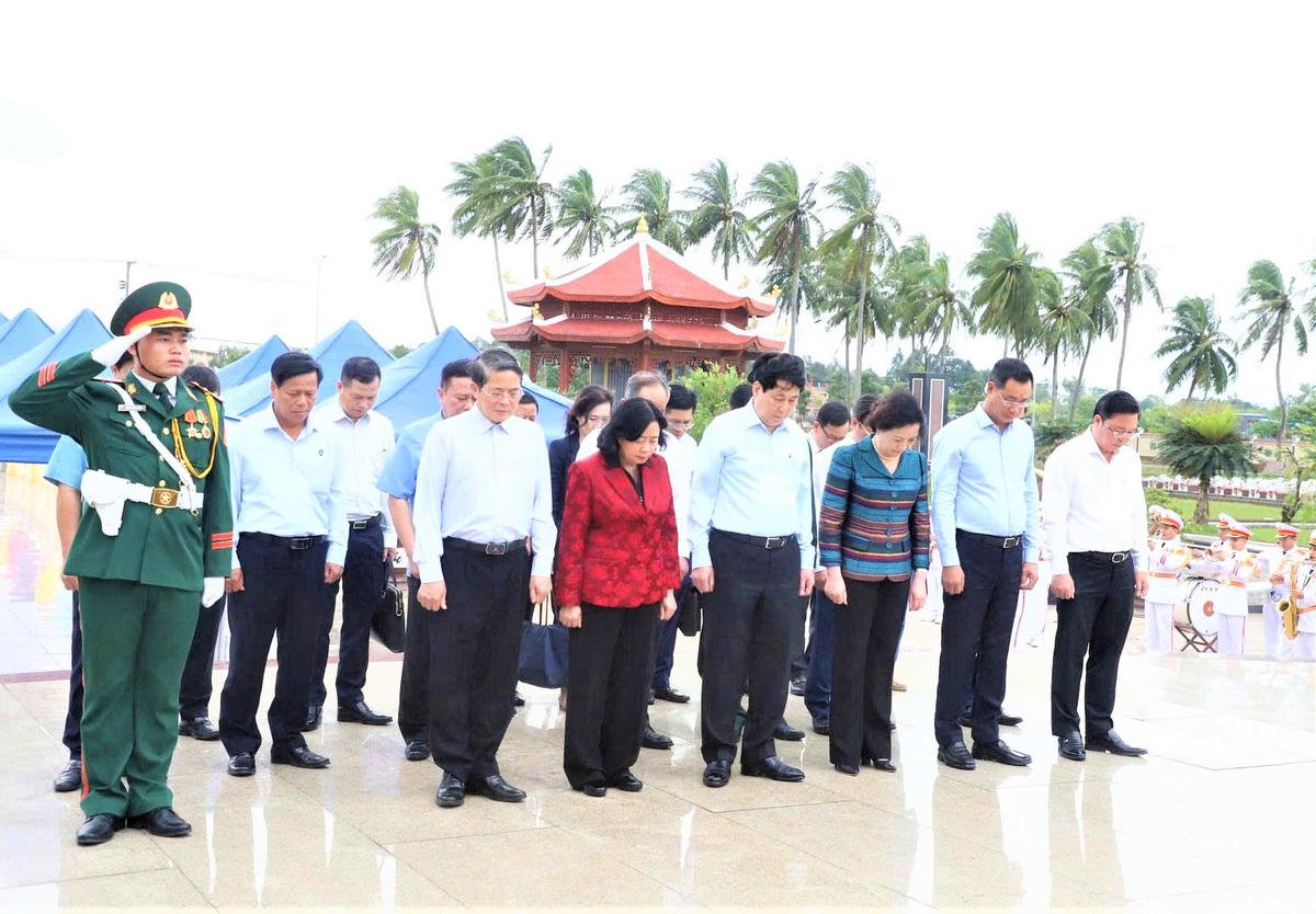 Президент Луонг Куонг, Голова Центрального Комітету Вітчизняного фронту В'єтнаму Буй Тхі Мінь Хоай та робоча делегація вшанували пам'ять Героїв та мучеників хвилиною мовчання. Фото: CV..