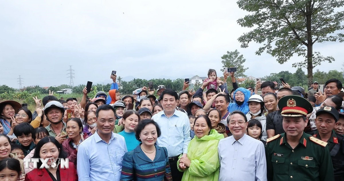 Chủ tịch nước Lương Cường thăm hỏi bà con vùng lũ xã Gò Nổi của Đà Nẵng