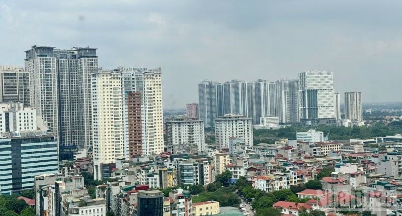 ตลาดอสังหาริมทรัพย์ของเวียดนามยังคงมีศักยภาพและช่องว่างสำหรับการพัฒนาอีกมาก แต่ราคาที่อยู่อาศัยกำลังเพิ่มขึ้นอย่างรวดเร็ว เกินรายได้ที่แท้จริงมาก และทำให้ช่องว่างระหว่างผู้ที่มีอสังหาริมทรัพย์และผู้ที่ไม่มีบ้านกลายเป็นกว้างขึ้น