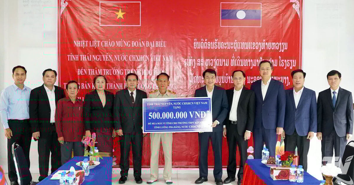 Đoàn công tác của tỉnh Thái Nguyên thăm, tặng quà Trường THPT Bản Khoi (Lào)
