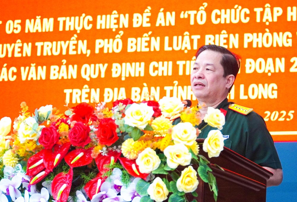 សមមិត្ត Tran Minh Trang - សមាជិកគណៈកម្មាធិការអចិន្ត្រៃយ៍បក្សខេត្ត មេបញ្ជាការបញ្ជាការដ្ឋានកងរាជអាវុធហត្ថខេត្ត ថ្លែងមតិក្នុងសន្និសីទ។