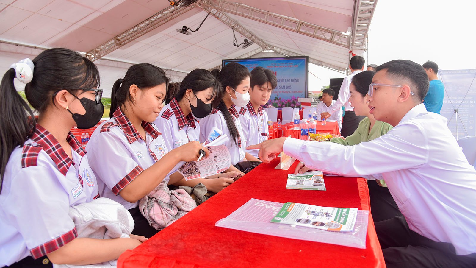 ງານມະໂຫລານທີ່ປຶກສາແລະແນະນຳວຽກເຮັດງານທຳຂອງຕາແສງ Giang Thanh ປີ 2025