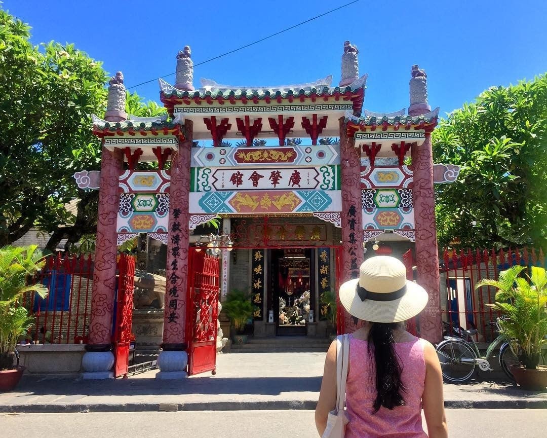 Một góc phố cổ Hội An với những ngôi nhà tường vàng và đèn lồng đặc trưng.