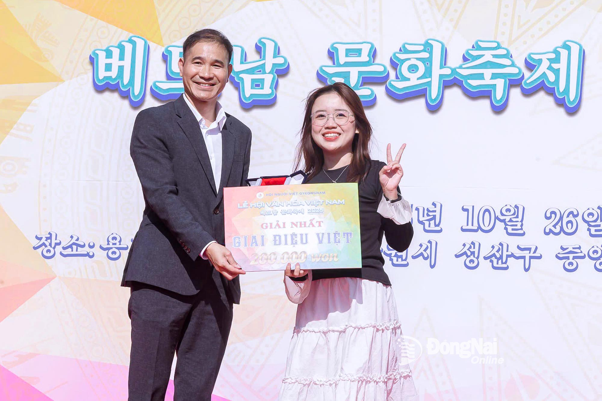 Bich Van vann första pris i den vietnamesiska melodimusiktävlingen vid den vietnamesiska kulturfestivalen som hölls inom ramen för MAMF 2025 Multikulturfestivalprogram. Foto: NVCC