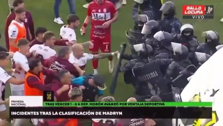 Diversi giocatori argentini sono stati colpiti da gas lacrimogeni lanciati dalla polizia - Foto 1.