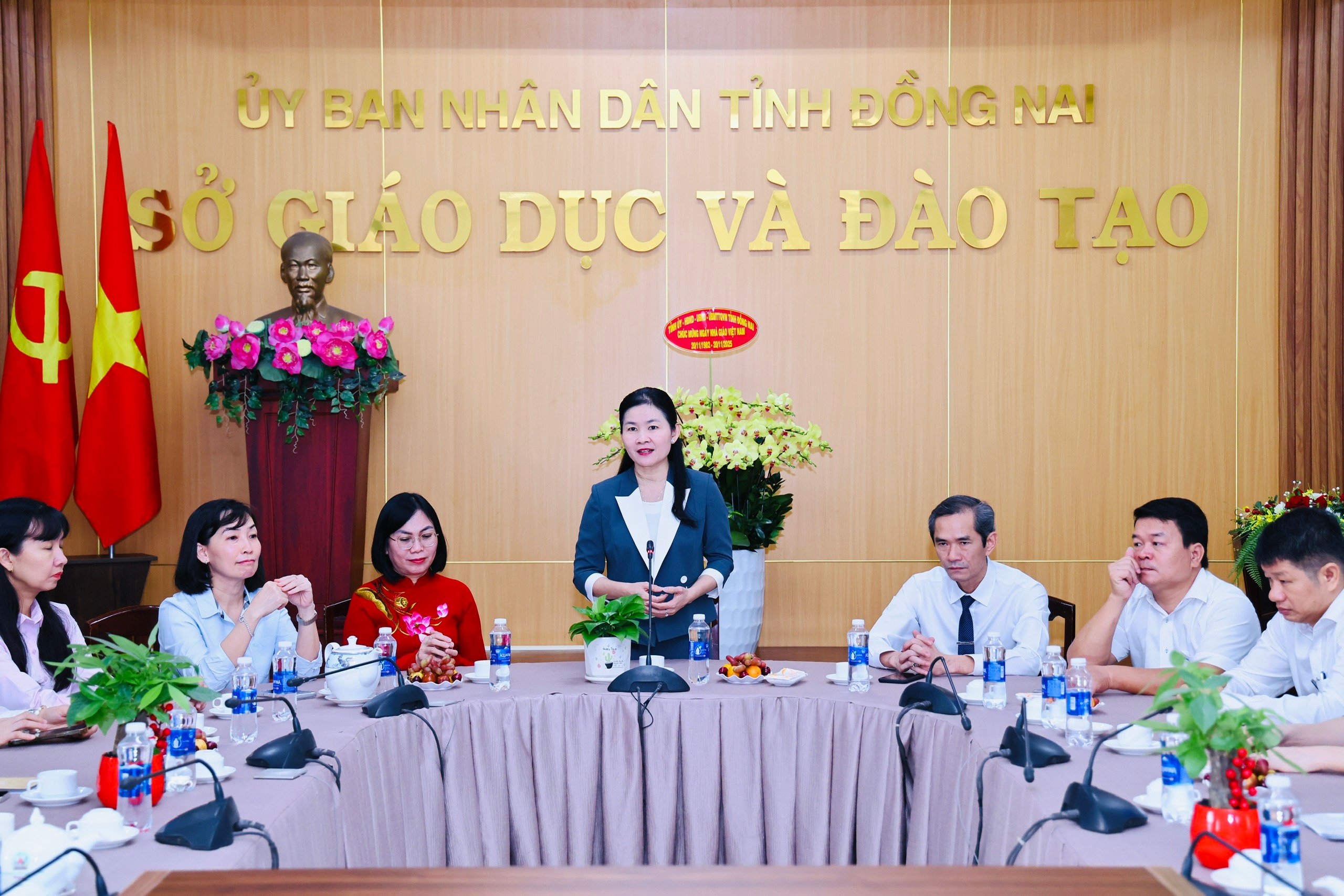 Phó Bí thư Thường trực Tỉnh ủy Tôn Ngọc Hạnh chúc mừng Ngày Nhà giáo Việt Nam