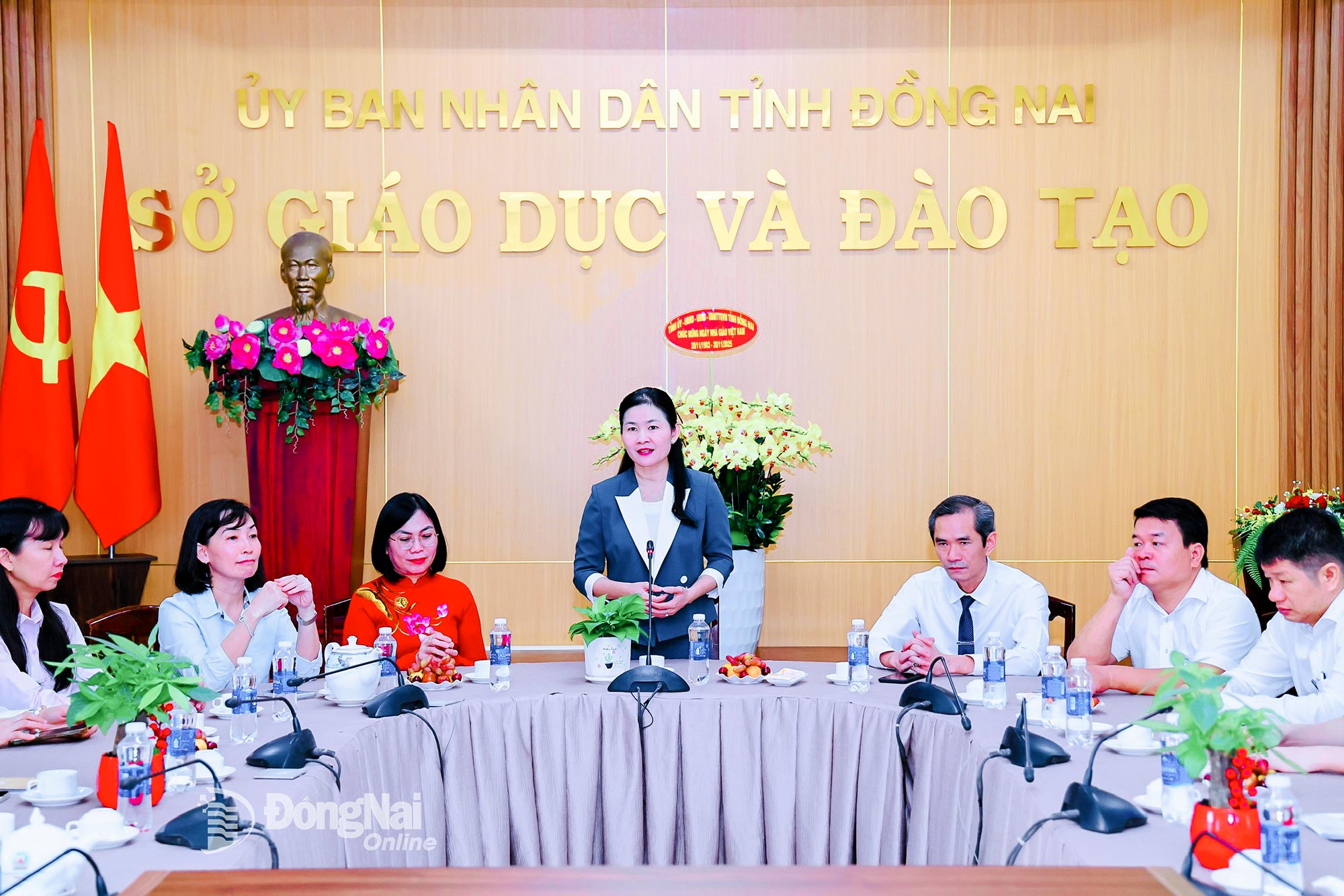 Kamrat Ton Ngoc Hanh, suppleant i partiets centralkommitté, ständig biträdande sekreterare i provinsens partikommitté och ordförande för folkrådet i Dong Nai-provinsen, höll ett gratulationstal. Foto: Cong Nghia