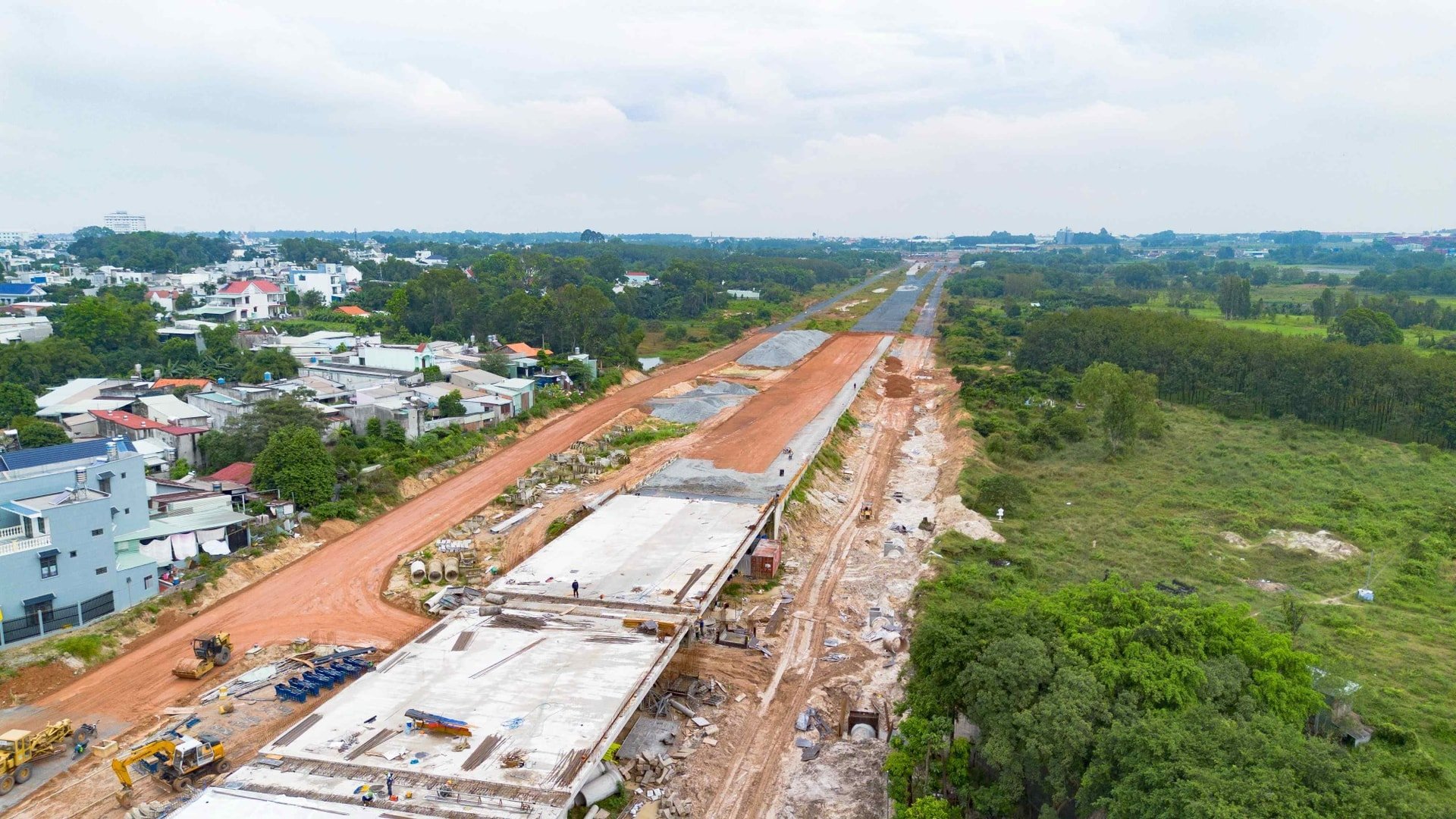 ទិដ្ឋភាពបែប Panoramic នៃគម្រោងផ្លូវក្រវ៉ាត់ក្រុងហូជីមិញ 3 ឆ្លងកាត់ទីក្រុង Thuan An ដែលកំពុងសាងសង់។