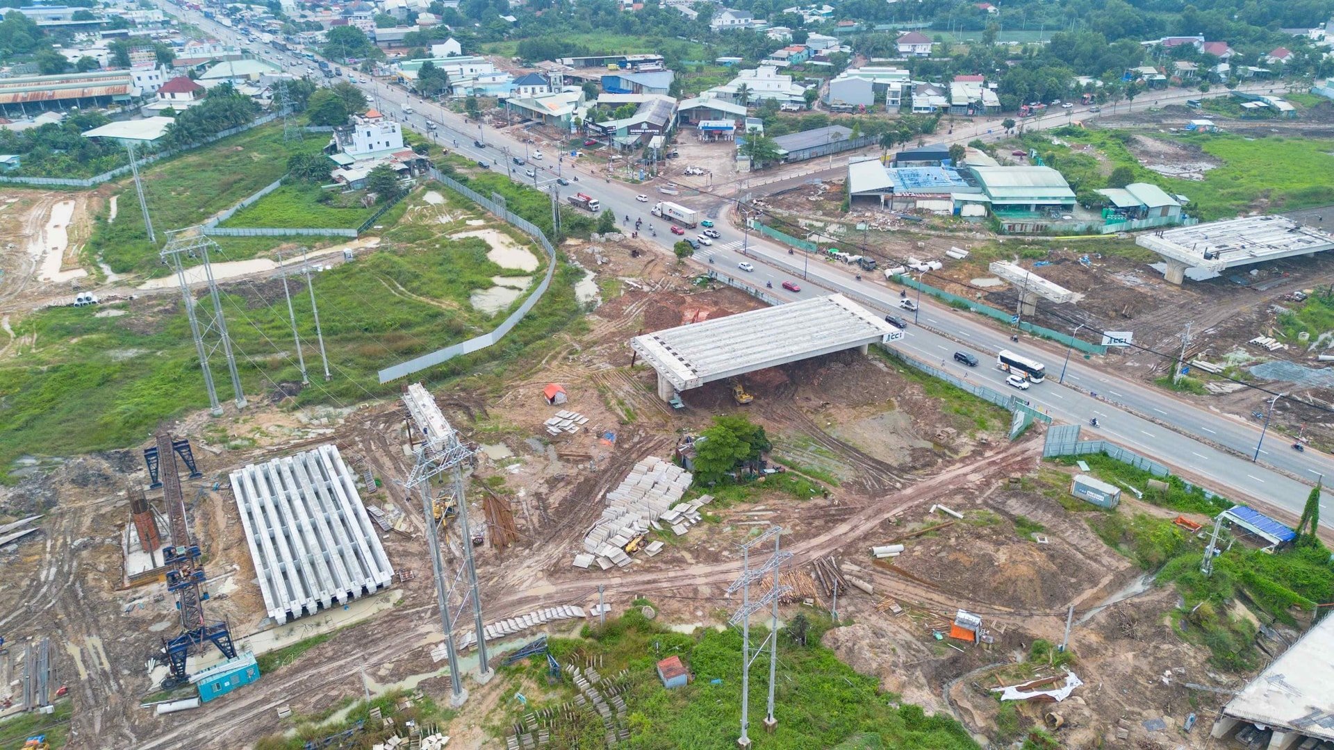 កម្មករ​និង​ម៉ាស៊ីន​កំពុង​ធ្វើ​ការ​ចាក់​គ្រឹះ និង​ចាក់​ខ្សាច់​ផ្លូវ​ក្រវ៉ាត់​ទី​៣។