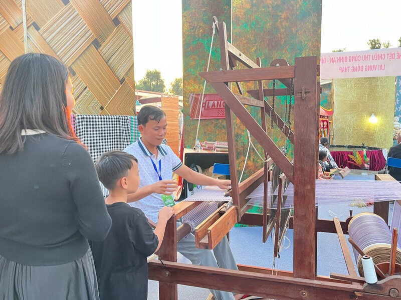 Khách Tây trầm trồ trước tài hoa của nghệ nhân làng nghề Việt Nam